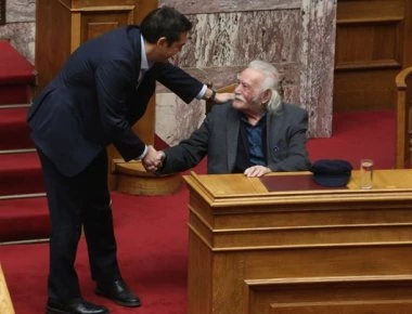 Ο Μανώλης Γλέζος στη Βουλή και η θερμή του χειραψία με τον Αλέξη Τσίπρα